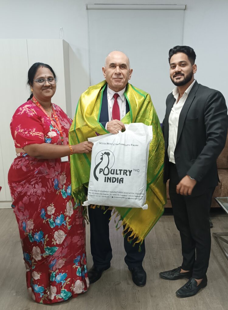 تكريم مجلة الدواجن في معرض الدواجن الهندي